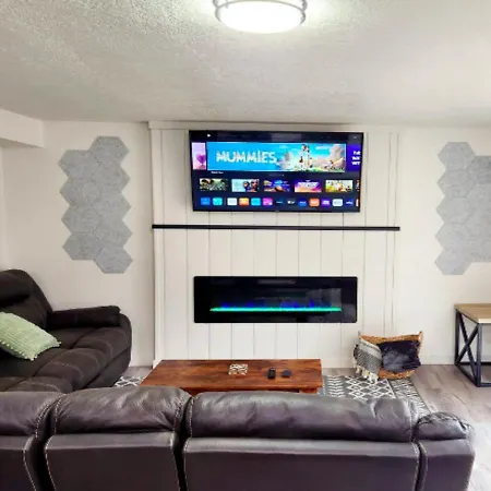 Modern 2 Bed One Bath At West Side Apartment